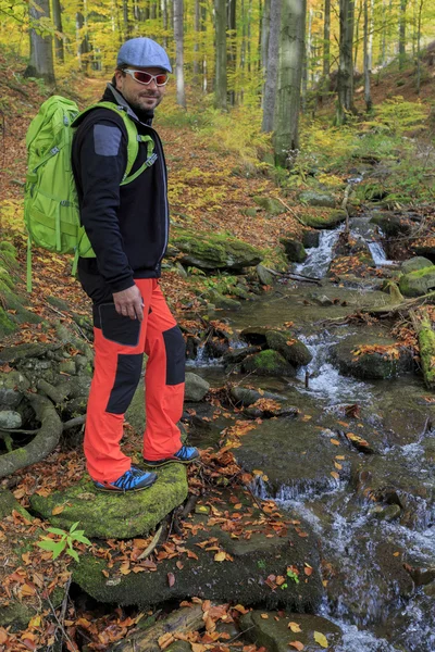 Herfst trek - man op bergwandeling — Stockfoto