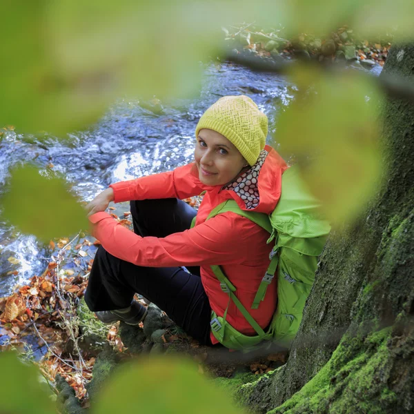 Podzimní trek - žena na horské túry — Stock fotografie