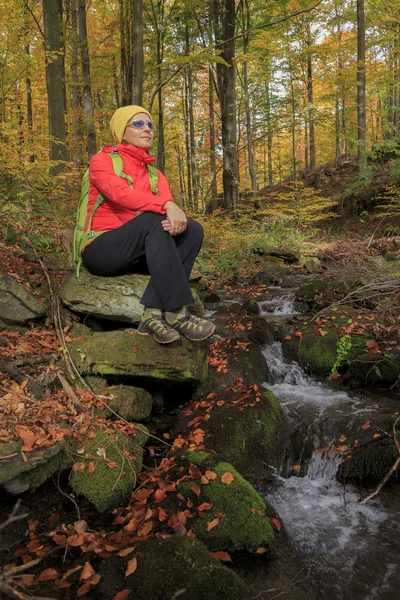 Escursione autunnale donna in montagna — Foto Stock