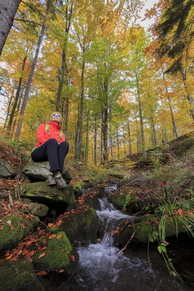 Podzimní trek - žena na horské túry — Stock fotografie