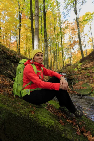 Podzimní trek - žena na horské túry — Stock fotografie