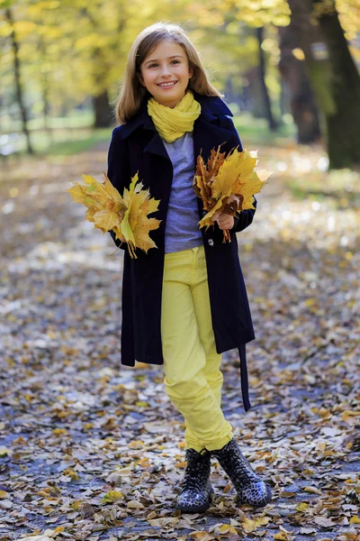 Autumn fun - lovely girl has a fun in autumn park — Stock Photo, Image