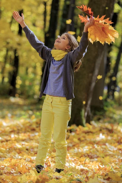 Herfst fun - mooi meisje heeft een leuke in herfst park — Stockfoto