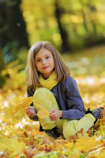 Autumn fun - милая девушка веселится в осеннем парке — стоковое фото