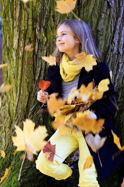 Podzimní zábavu - krásná dívka má zábavu v podzimním parku — Stock fotografie