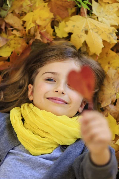 Podzimní zábavu - krásná dívka má zábavu v podzimním parku — Stock fotografie
