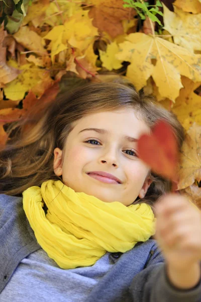 Divertimento autunnale - bella ragazza si diverte nel parco autunnale — Foto Stock