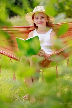 Yaz sevinç, hamak - kız bir hamak dinlenme bir kitapla