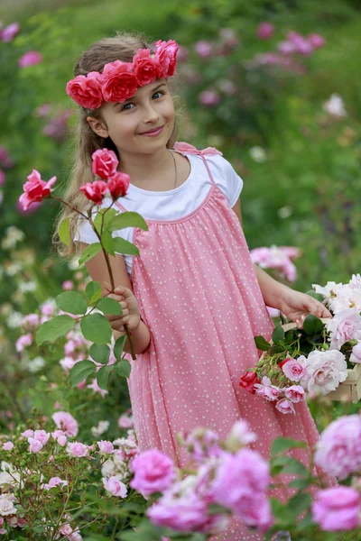 Jardín de rosas - hermosa niña jugando en el jardín de rosas —  Fotos de Stock