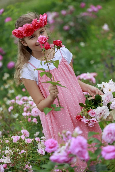 Jardín de rosas - hermosa niña jugando en el jardín de rosas —  Fotos de Stock