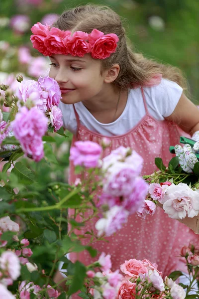 Rosenträdgården - vacker flicka som leker i rosenträdgården — Stockfoto