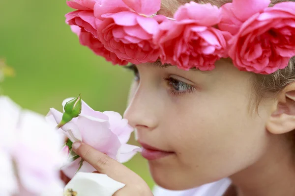 Růžová zahrada - krásná dívka hraje v růžové zahradě — Stock fotografie
