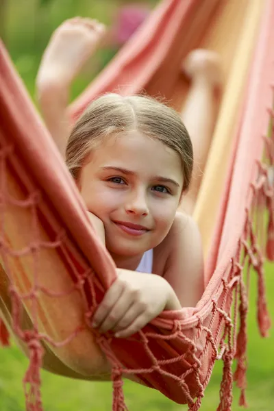 Vila i trädgården - vacker flicka i hängmatta — Stockfoto