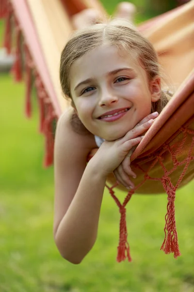Vila i trädgården - vacker flicka i hängmatta — Stockfoto