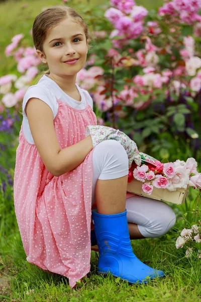 Rosengarten - schönes Mädchen spielt im Rosengarten — Stockfoto