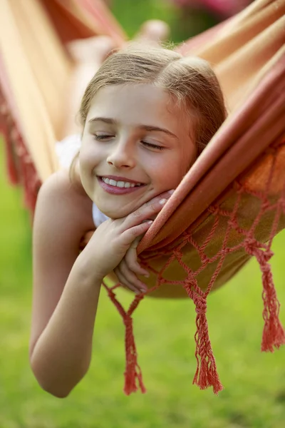 Rust in de tuin - mooi meisje in hangmat — Stockfoto