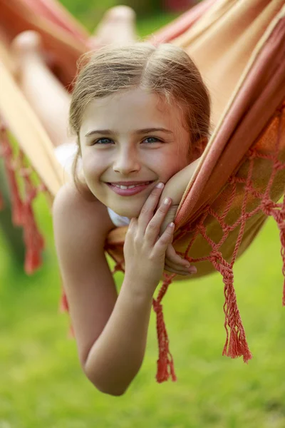 Zomervakantie - mooi meisje in hangmat — Stockfoto