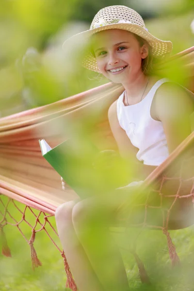 Joie estivale, hamac - fille avec un livre reposant sur un hamac — Photo