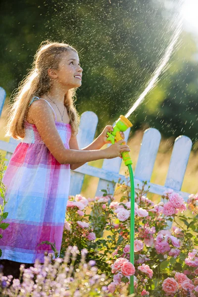 Verão divertido, linda menina regando flores — Fotografia de Stock