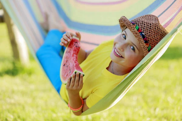 Летняя радость - прекрасная девушка ест свежий арбуз — стоковое фото