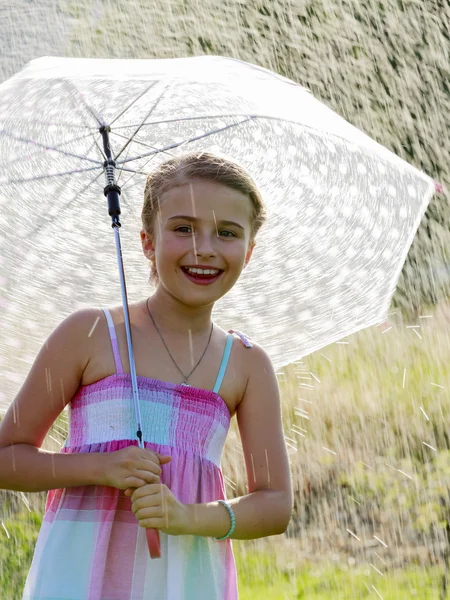 여름 비-빗 속에서 우산으로 행복 한 여자 — 스톡 사진