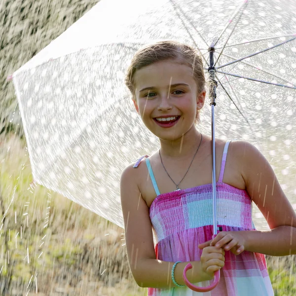 Sommarregn - glad tjej med ett paraply i regnet — Stockfoto