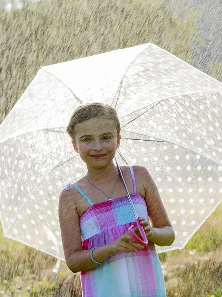 Sommerregen - glückliches Mädchen mit Regenschirm im Regen — Stockfoto