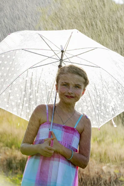 Sommerregen - glückliches Mädchen mit Regenschirm im Regen — Stockfoto