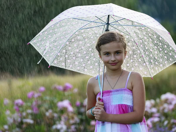 Letni deszcz - szczęśliwy dziewczyna z parasolką w deszczu — Zdjęcie stockowe