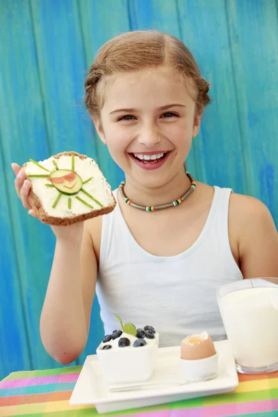 Καλοκαίρι πρωινό - χαριτωμένο κορίτσι τρώει υγιεινό πρωινό — Φωτογραφία Αρχείου