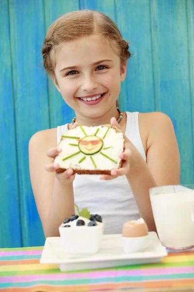 Summer breakfast - cute girl eating healthy breakfast — Stock Photo, Image