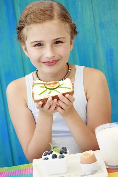 Summer breakfast - cute girl eating healthy breakfast — Stock Photo, Image