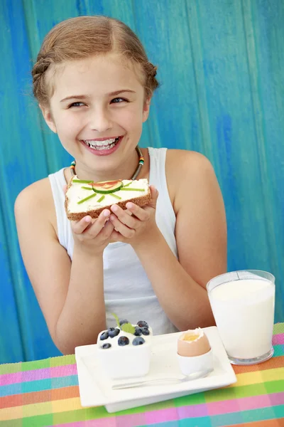 Καλοκαίρι πρωινό - χαριτωμένο κορίτσι τρώει υγιεινό πρωινό — Φωτογραφία Αρχείου