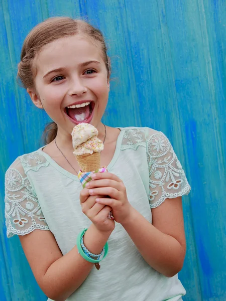 Dolci estivi - bella ragazza che mangia gelato — Foto Stock