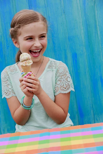 Dolci estivi - bella ragazza che mangia gelato — Foto Stock