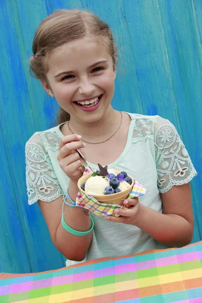 Yaz tatlılar - yaban mersini ile dondurma yeme güzel kız — Stok fotoğraf