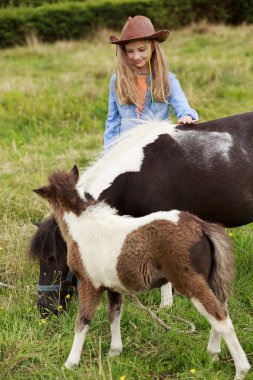 Ranch - pony Çiftliği'nin üzerine ile güzel kız