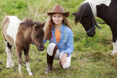 Ranch - pony Çiftliği'nin üzerine ile güzel kız