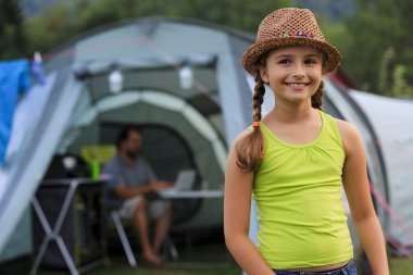 Yaz aylarında çadır - Aile Kamp üzerine genç kız