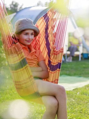 Yaz aylarında çadır - Aile Kamp üzerine genç kız