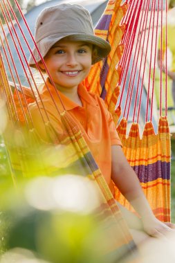 Yaz aylarında çadır - kamp üzerine genç kız