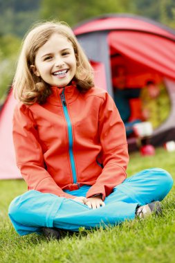 kamp çadır - aile üzerinde kamp çadırı ile