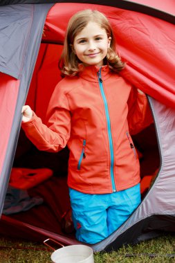 Yaz aylarında çadır - kamp üzerine genç kız