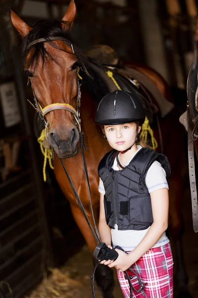 Paard en mooie Paardensport meisje — Stockfoto