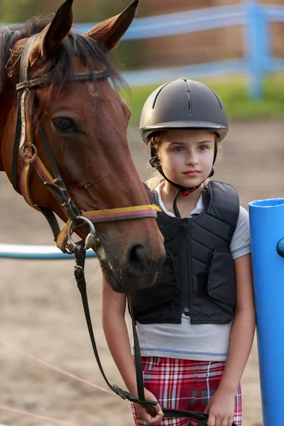 Paard en mooie Paardensport meisje — Stockfoto
