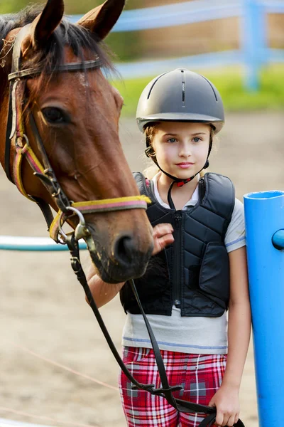 Caballo y chica ecuestre encantadora — Foto de Stock