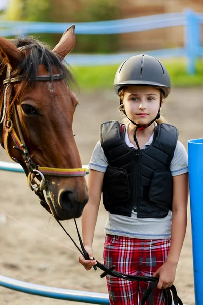 Caballo y chica ecuestre encantadora — Foto de Stock