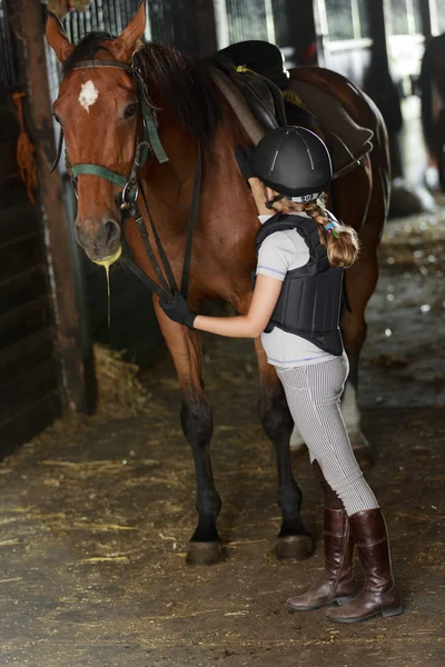 Equestrian girl on ranch ready to horseriding — Stock Photo, Image