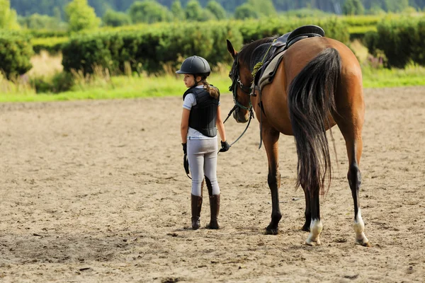 Equitação, retrato de encantador equestre em um cavalo — Fotografia de Stock