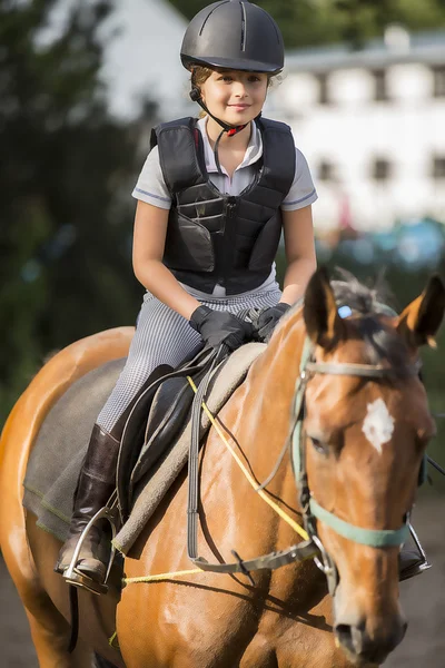 Paardrijden, portret van mooie Paardensport op een paard — Stockfoto